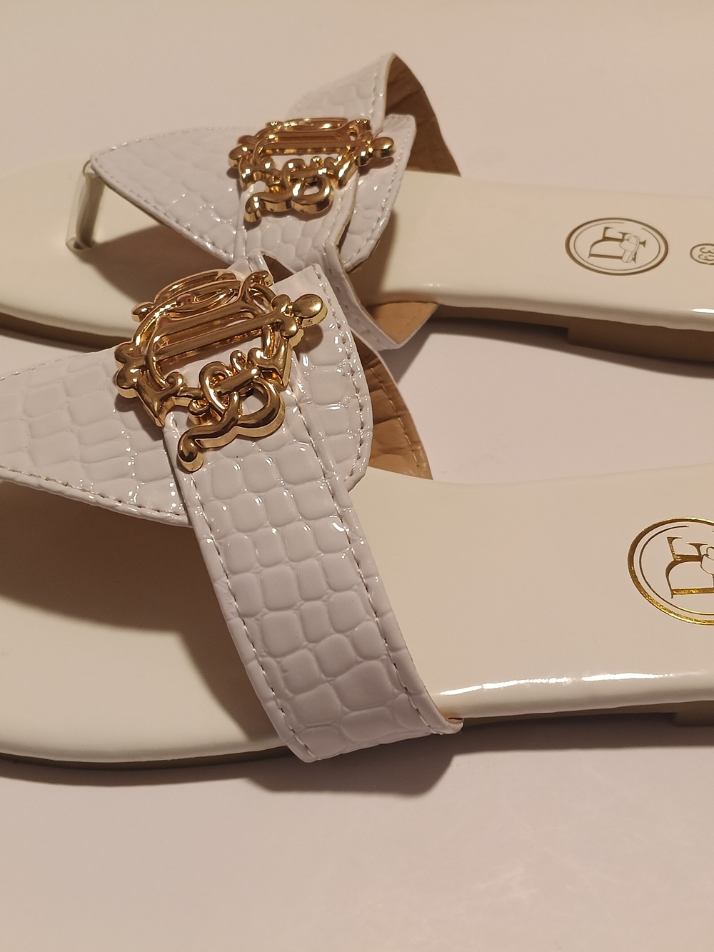 White Women's Thong Sandals with Gold Emblem.new With Box.Size 39 US :8.5 - Picture 2 of 4